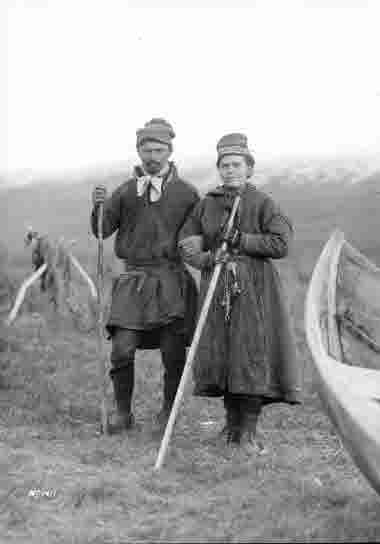 Samerna Alma Vaara och Lars Pingi fotograferade den 6 oktober 1911.