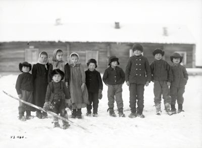 Barn i Jukkasjärvi den 11 november 1913. Gossen som står längst fram och håller i en skida, är Allan Häggroth, 4 år.