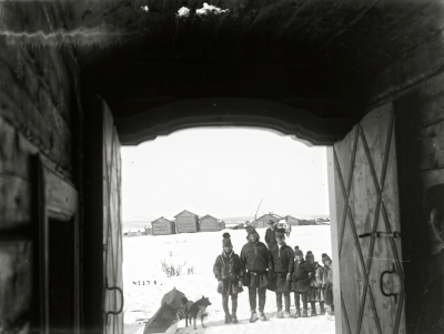 Samer på väg in i Jukkasjärvi kyrka år 1904.