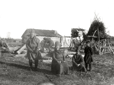 Samefamilj vid sitt hem.