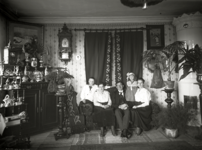 Familjegrupp i hemmet i Kiruna  20/10--1916.