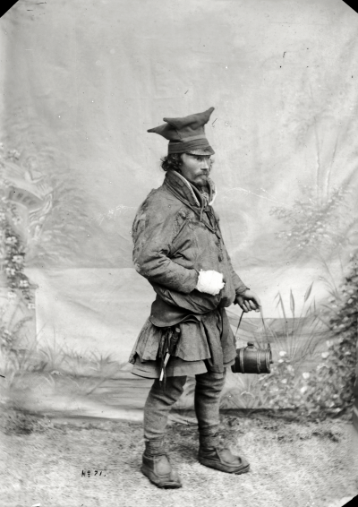 Porträtt av Nikolaus Niia med skadad hand år 1901.