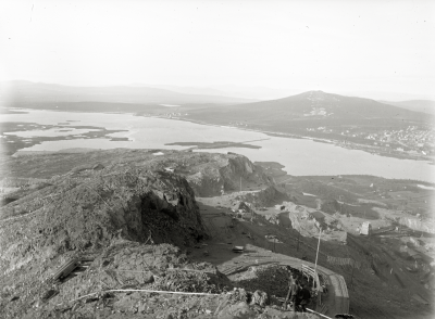 Utsikt från Kiirunavaara mot staden och Luossavaara med Luossajärvi i förgrunden, omkring 1905.