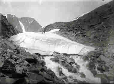 Snöbrygga vid Kebnekaise den 17 augusti 1915.