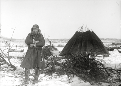 Samekvinna från Karesuando vid sin kåta i april 1925.