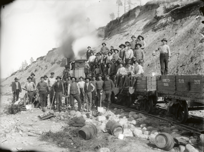 Rallare vid gruståg. Svagdrickskaggar i förgrunden.