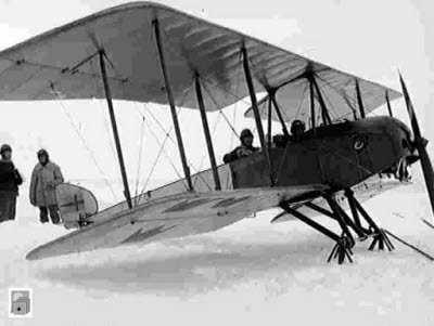 Flygplan, modell "dubbeldeckare" på Luossajärvis snötäckta is