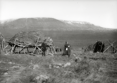 Alma Vaara och Lars Levi Pingi vid bostället, Rautasluspa den 6 oktober 1915.