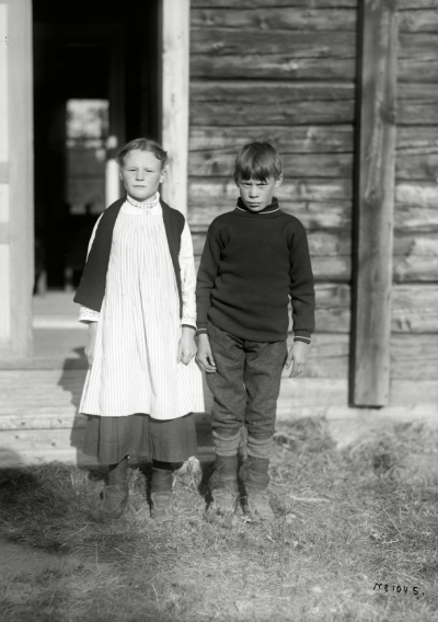 Gosse och flicka vid arbetsstugan i Arvidsjaure den 23 september 1913.
