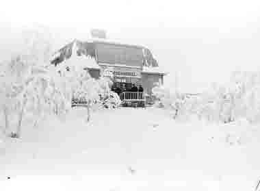 Kiruna Arbetares handelsaktiebolag. Diversehandeln  var belägen i LKABs hus nr B54. Fotot är antagligen från vintern 1901-1902, då det visar den ursprungliga byggnaden.