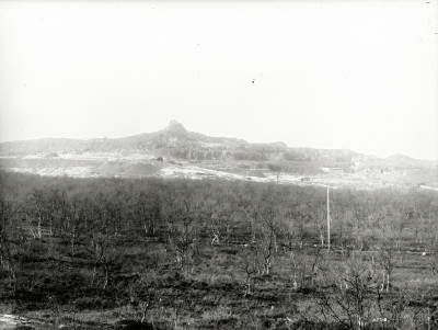 Statsrådstoppen på Kiirunavaara 1913. Lite snö pryder berget.