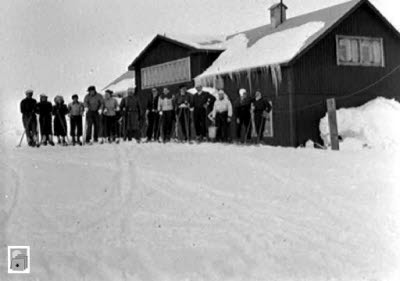 Skidåkare vid fjällstuga