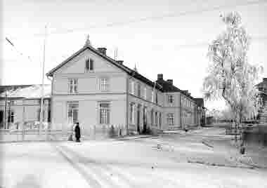 Martinssons järnaffär och Holmstens café vid Föreningsgatan. Motivet från samma vägkorsning som nr 259 och antagligen fotograferat samma tid år 1914. Gatan heter numera Geologgatan. 