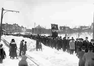 Demonstrationståg med fana ¨Ryssland visar vägen¨ år 1918.