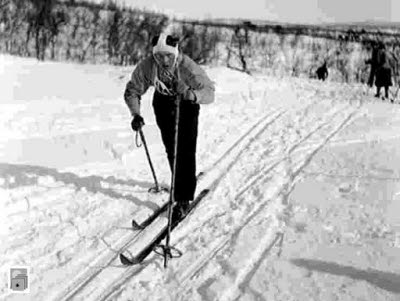 Skidåkare i tävlingsspåret