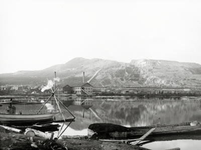 Kiirunavaara 1911. Till vänster syns en eka och en ångbåt. På andra sidan Luossajärvi ligger ångsågen.