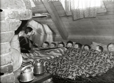 I skolkåtan valborgsmässoafton 1939. Husmor och lärarinna Ingrid Gaupi och pojkarna Erik, Gustav och Enok Pingi, Lars, Anders och Nils E Nutti och Anders Huuva.