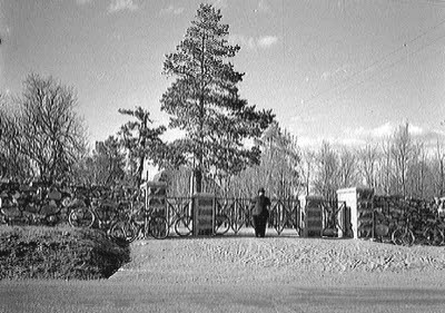 Står utanför Kiruna Kyrkogård.