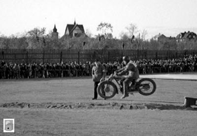 Tävling med motorcyke på nya idrottsplatsen" i Kiruna, vid nuvarande Triangelskolan.