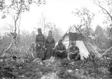 Utanför kåtan, bl.a. Peter Amma med samedräkt. Pårtevare, Jokkmokk den 18 september 1915.