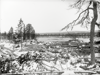 Mitt för forsarna nedanför Porjusselet. Panorama tillsamman med nr 669.