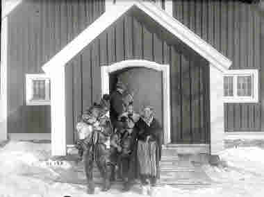 Ingas familj utanför kyrkan i Jukkasjärvi år 1910.