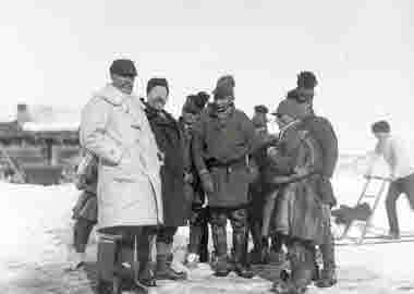 Hjalmar Lundbohm och prins Eugen tillsammans med en grupp samer år 1912.