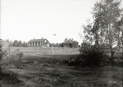 Arbetsstugan i Pello sedd från älven.