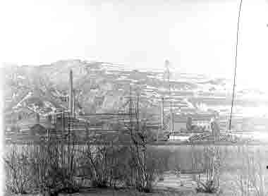 Kirunavaara med Ön och sågverket i förgrunden. Taget från disponentbostaden den 15 maj 1918.