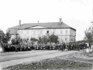 Demonstrationssamling i Kiruna utanför Godtemplarhuset, som invigdes 1902.