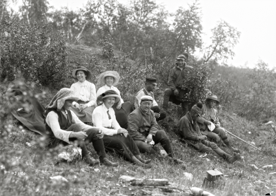 Turistande sällskap rastar i närheten av Abisko år 1915.
