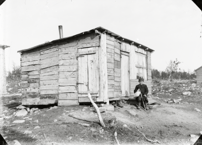 En av de tillfälliga bostäderna, s.k.fläsklåda, år 1900.
