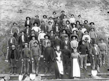 2 kockor och en grupp rallare. Lokförare står bredvid kockorna. Fotot taget vid samma tillfälle som nr 67 mellan åren 1899 - 1902.