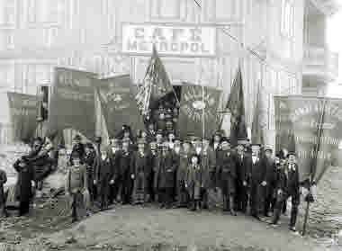 Samling till demonstrationsmöte den 1:a maj 1909 utanför Folkets Hus, Kiruna. Lars Jansson står i mitten längst fram i bilden.