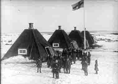 Skolkåtor och barn i Killingi år 1928.