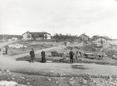 Kiruna tidigt 1900-tal, där vi kan se från vänster  disponentbostaden, bolagskontoret och en diversehandel.
