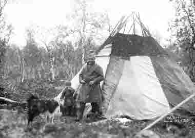 Gruvvisare Peter Amma, Pårtevare vid sin kåta den 18 septemger 1915.