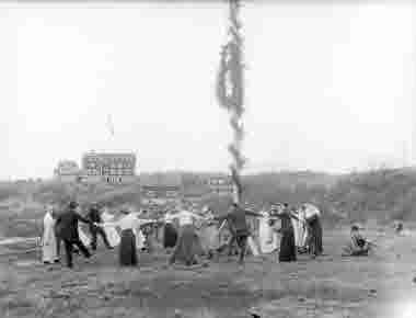 Midsommarafton i Abisko vid turiststationen år 1910.