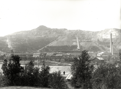 Järnväg,Ön och Kirunavaara sedd från disponentbostaden sommaren 1908.