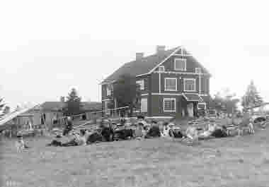 Barngrupp vid den nybyggda arbetsstugan i Korpilombo år 1913.