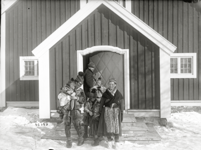 Ingas familj utanför kyrkan i Jukkasjärvi år 1910.