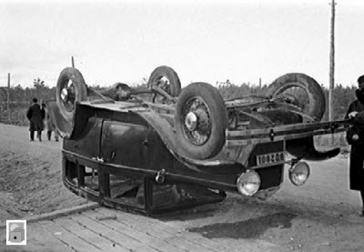 Personbil som ligger på taket