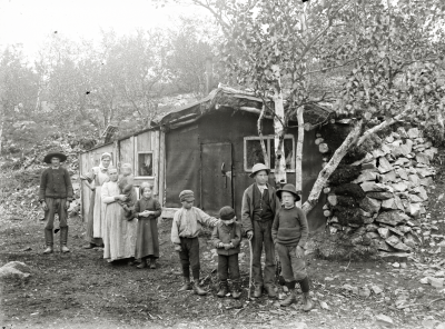 Familjen Hammars bostad 1900. Detta var den första privatbostaden inom Kiruna stadsplan och var belägen strax ovanför järnvägsstationen intill Järnvägsgatan.