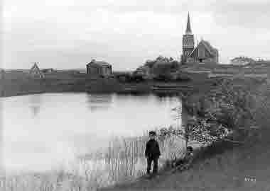 Karesuando kyrka sedd från älven den 21 augusti 1913.