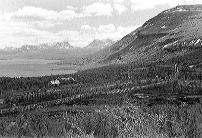 Vy över Abisko med Lapporten i bakgrunden.