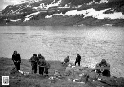picknick vid en fjällsjö.