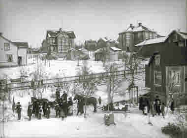 Begravningsfölje, kvarteret Trallen, omkring 1910.$ Korsningen Hantverkaregatan - Hermelinsgatan.