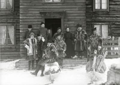 Ett sällskap poserar på trappan. Johan Turi och troligtvis Emelie Demant Hatt högst upp på trappan.