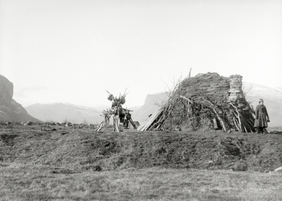 Sameboställe vid Rautasluspa med stenskorsten. Bild från 6 oktober 1915.