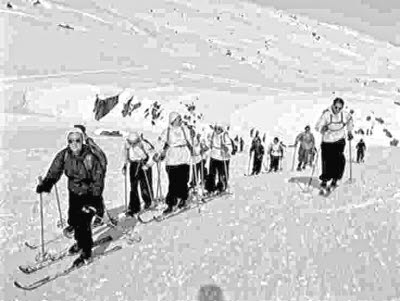 Skidsällskap på tur i fjällen.